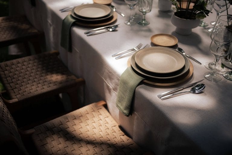 Montaje de evento en jardín con banquete elegante