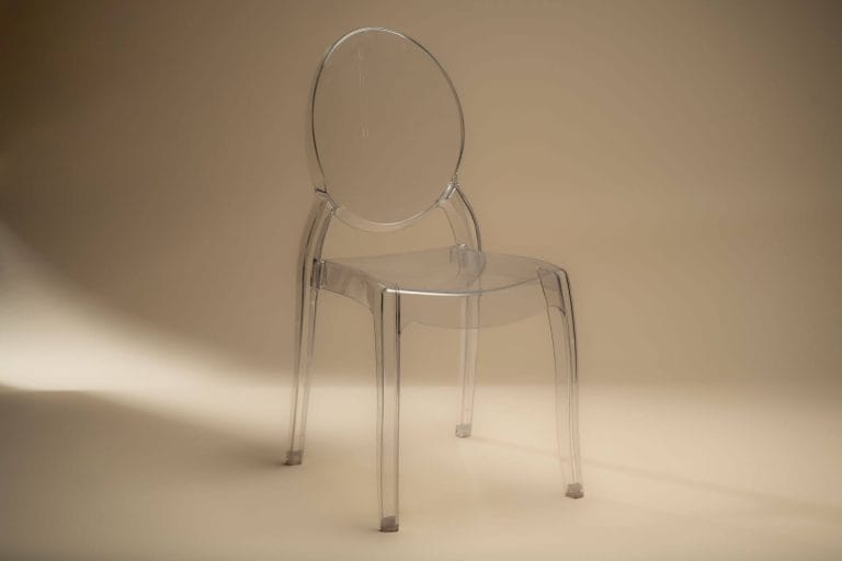 Sillas elegantes para recepción de boda