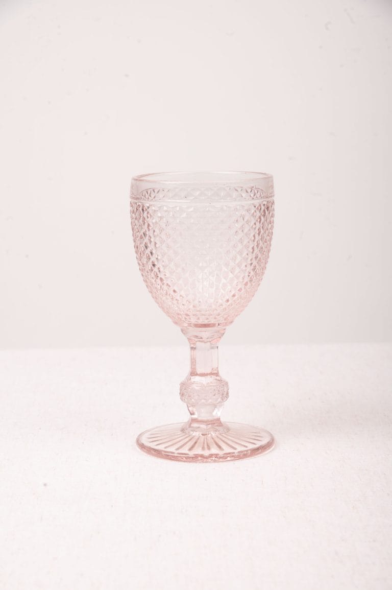 Cristalería rosa pálido para bodas, banquetes y eventos con diseño elegante.
