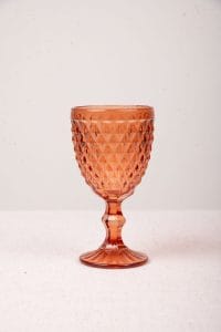 Copas naranja para mesa de boda elegante