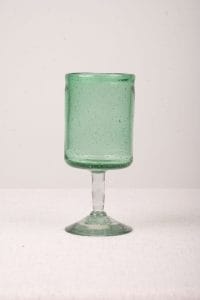 Copas verdes para mesa de boda elegante