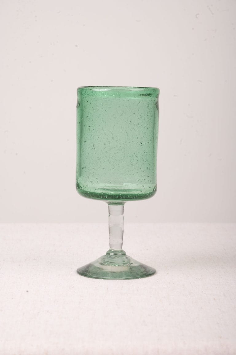 Copas verdes para mesa de boda elegante