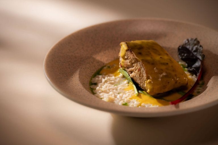 Plato gourmet para boda elegante