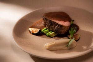 Plato fuerte para banquete elegante